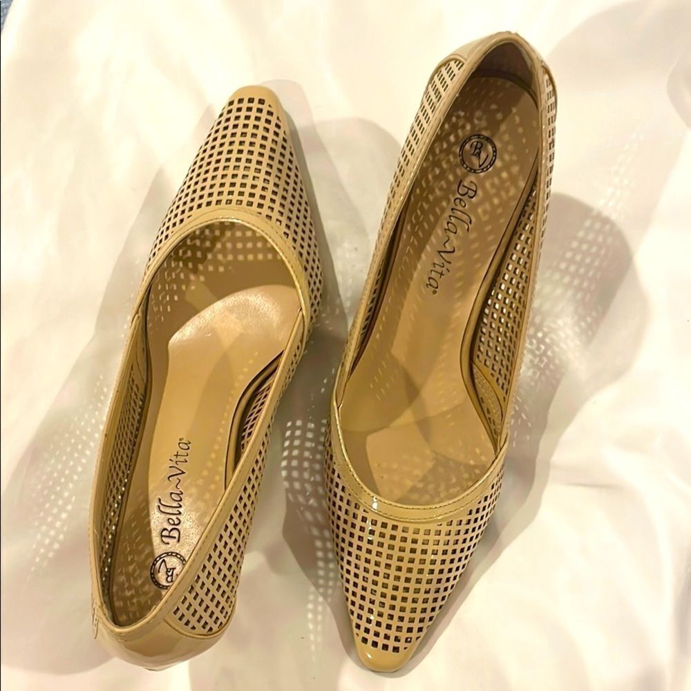 BELLA VITA NUDE PATENT MESH PUMPS.  NEW